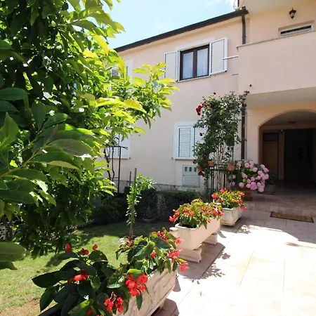 Apartment Milka Mit Schoener Grillterrasse Porec