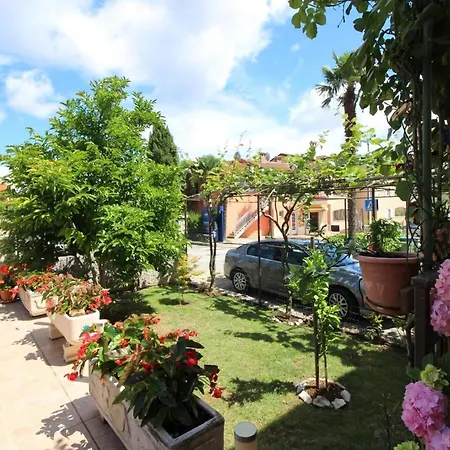 Milka Mit Schoener Grillterrasse Apartamento Poreč